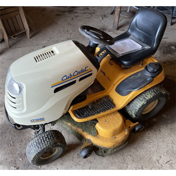 CUB CADET LT1050 HYDROSTATIC RIDING LAWN MOWER - 50in DECK