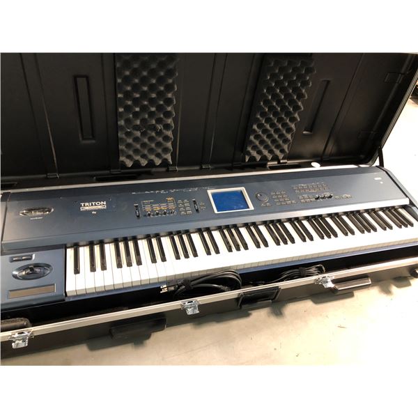 KORG TRITON MUSIC WORKSTATION/CLASSIC SAMPLER KEYBOARD