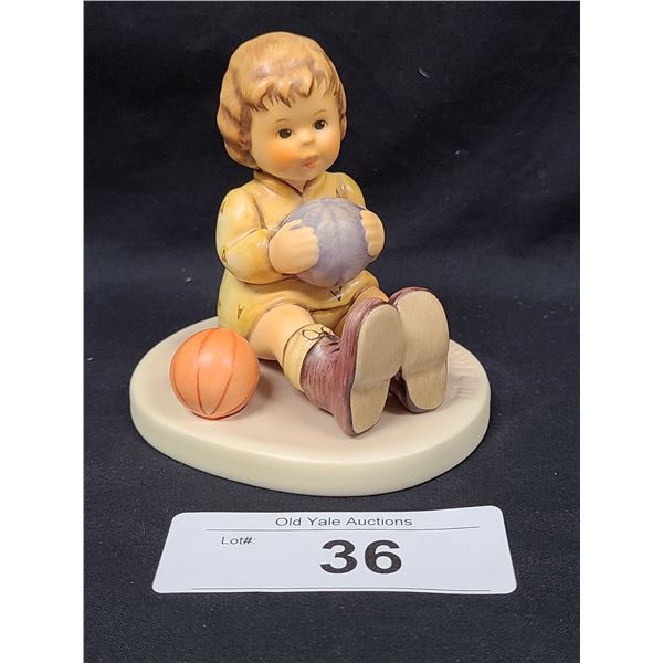 VINTAGE "BALL AT PLAY" HUMMEL APPROX 3.25"