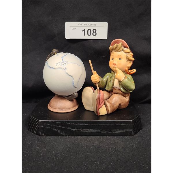 VINTAGE EXCLUSIVE HUMMEL CLUB HUMMEL OF THE WORLD "EUROPEAN WANDERER" APPROX 6' X 5.5"