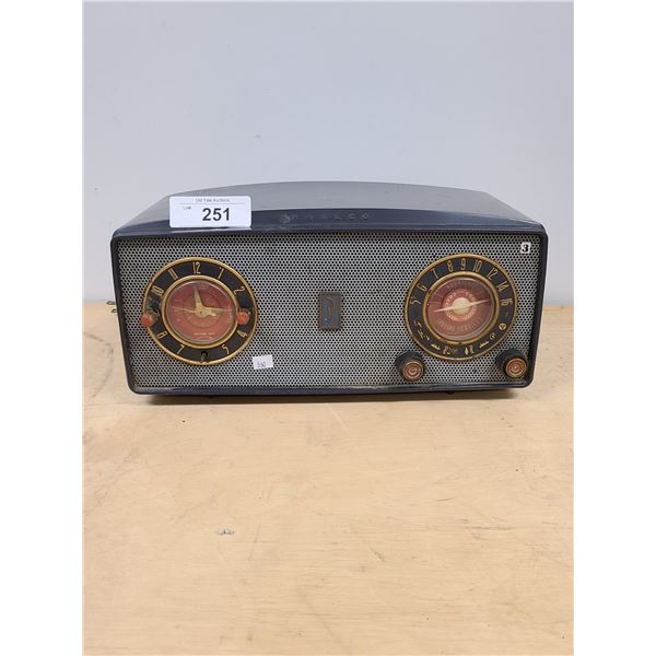 VINTAGE PHILCO RADIO