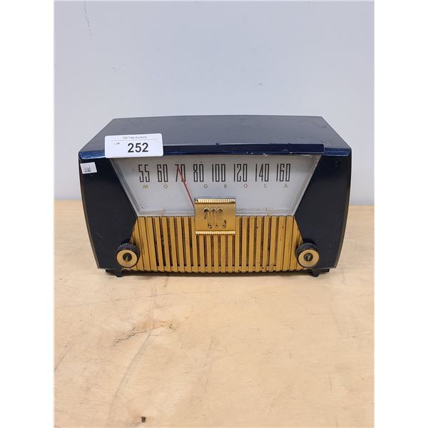 VINTAGE MOTOROLA RADIO-MODEL L-62X