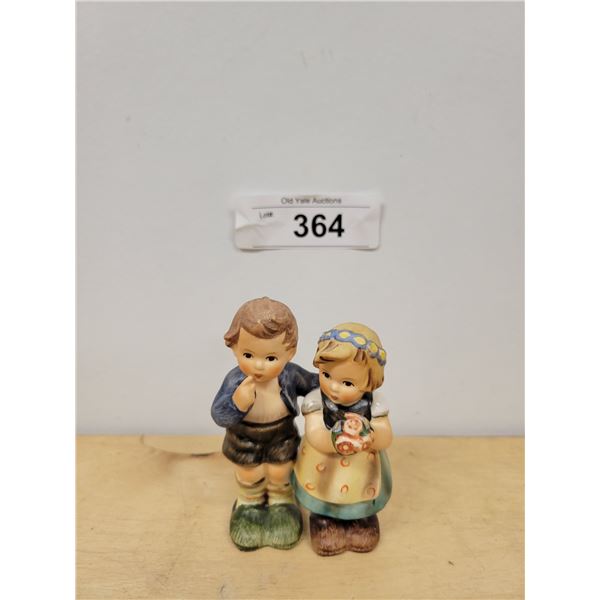 VINTAGE HUMMEL FIGURINE APPROX 3.5"