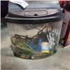 Image 2 : 2 GALLON SPRAYER AND SMALL AQUARIUM