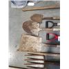 Image 8 : 2 BUNDLES OF SHOVELS AND PITCHFORKS, RAKE AND HOE