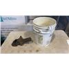 Image 1 : PAIL OF SCREW PIN SHACKLES AND 15 TON TRAILER HITCH