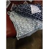 Image 2 : 2 BROOKSTONE  HEATED BLANKETS 50" X 60" BOTH WORKING ONE CORD