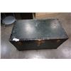 Image 2 : VINTAGE TRUNK WITH MOVIE POSTERS