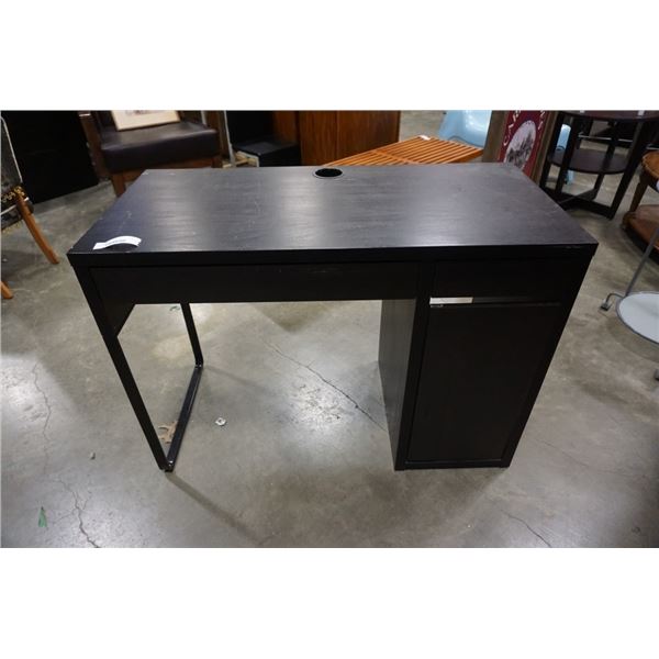 BLACK PEDESTAL DESK