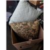 Image 2 : BOX OF PILLOWS AND TOWELS