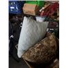 Image 3 : BOX OF PILLOWS AND TOWELS