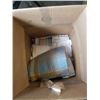Image 4 : BOX OF PILLOWS AND TOWELS