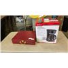 Image 1 : CASED PUTTING SET AND COFFEE MAKER
