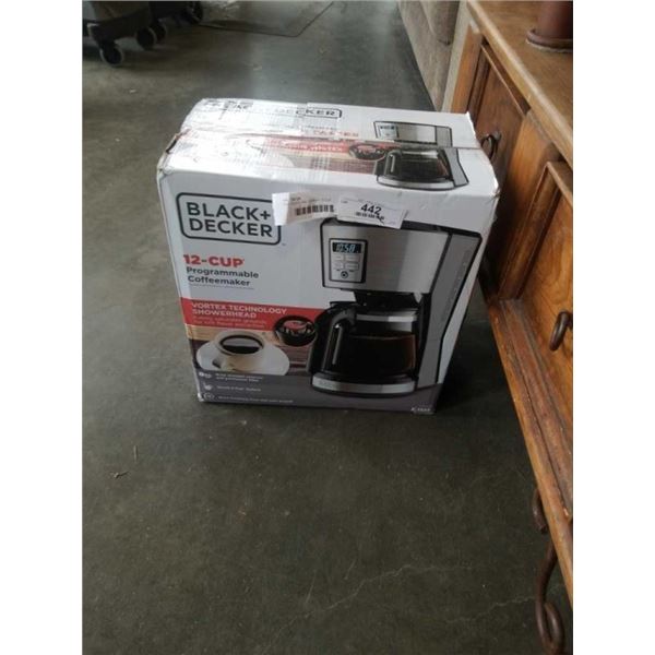 USED BLACK AND DECKER 12 CUP PROGRAMMABLE COFFEE MAKER - TESTED WORKING