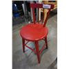 Image 2 : GREEN ENDTABLE AND RED KIDS CHAIR