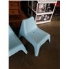 Image 2 : 2 BLUE PLASTIC CHAIRS
