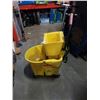 Image 2 : RUBBERMAID MOP BUCKET WITH WRINGER
