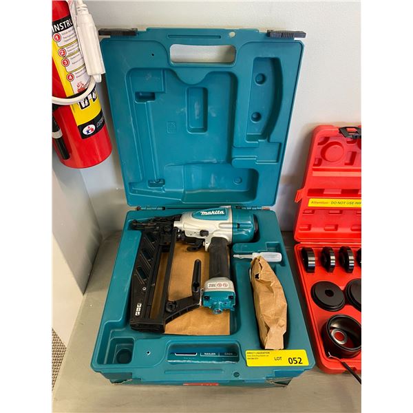 Makita AF601 - 16 Gauge, 2 1/2" Straight Finish Nailer -in Box