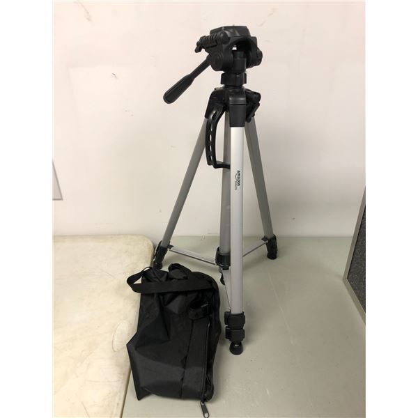 AMAZON Basics Tripod with Case - small Dent in Centre Post