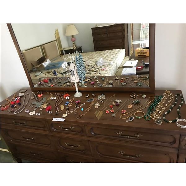 Assorted Jewellery including Necklaces, Bracelets, Rings, Earrings & Brooches