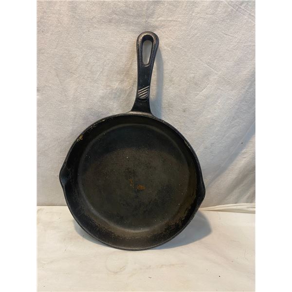 Cast iron frying pan