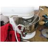 Image 2 : Kitchen Aid 5 Qt. Mixer w/Attachments