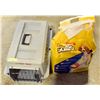Image 1 : SMALL PET CARRIER W/ COMPLIMENTRY PUPPY PADS