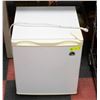 Image 1 : IGLOO 1.7 CU FT FRIDGE - SMALL CUBE
