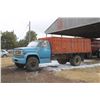 Image 4 : 1976 Chevy Grain Truck, 5 Ton, V8, 5&2 Spd, 16' Grain Box, Twin Cyl. Hoist, Showing 53,247Km, SN. CC