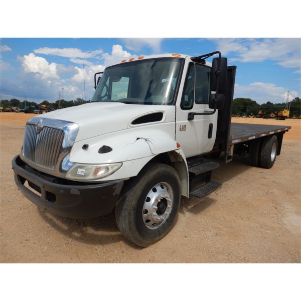 2002 INTERNATIONAL 4400 Flatbed Truck