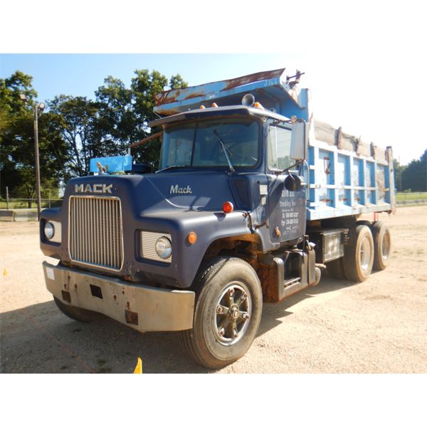1976 MACK DM685 Dump Truck