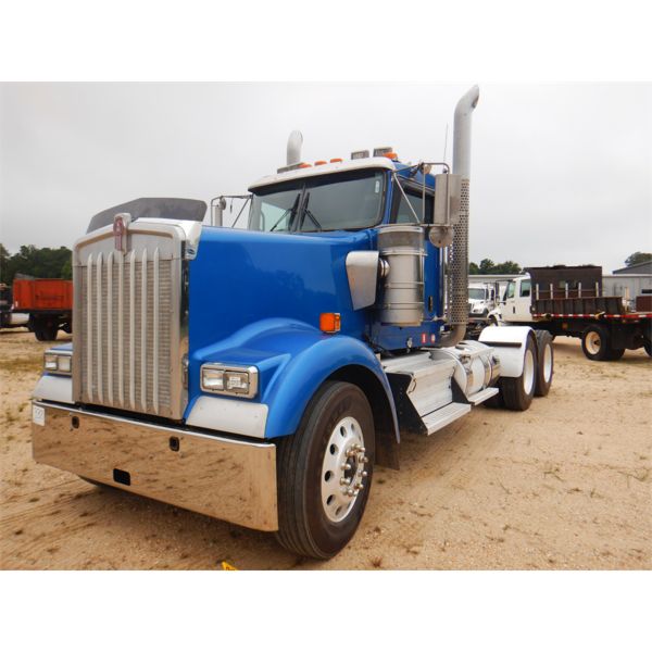 2012 KENWORTH W900L Day Cab Truck