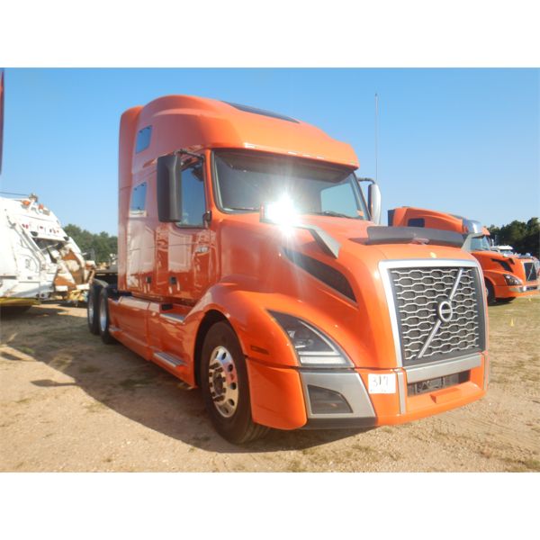 2019 VOLVO VNL Sleeper Truck