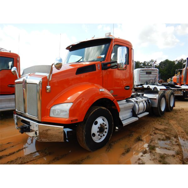 2017 KENWORTH T880 Day Cab Truck