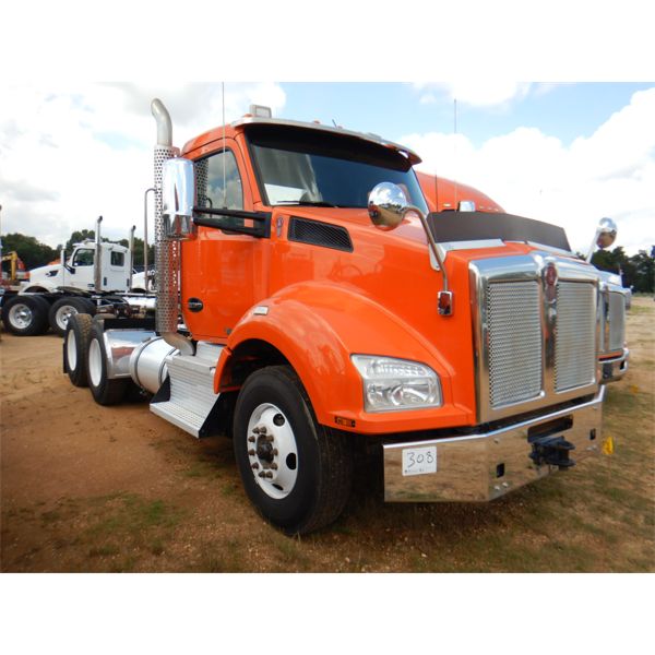 2017 KENWORTH T880 Day Cab Truck
