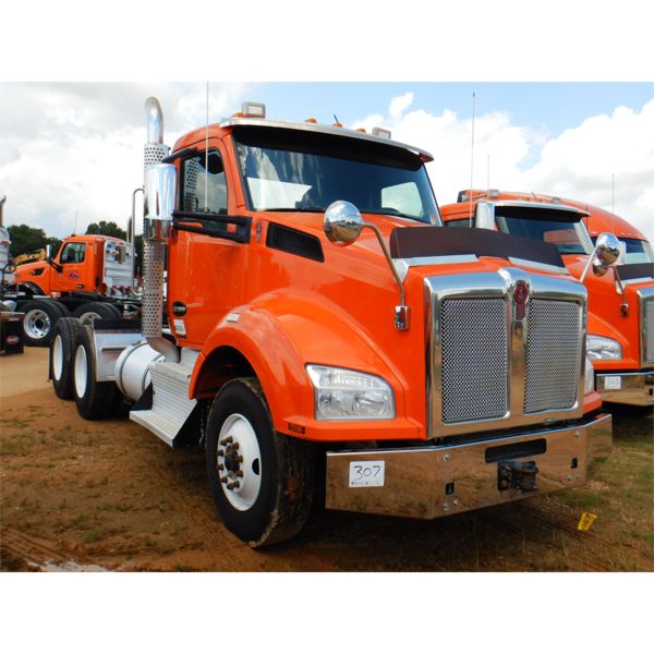 2017 KENWORTH T880 Day Cab Truck