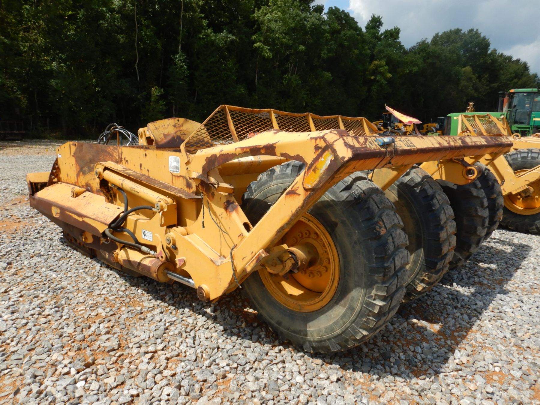 2001 JOHN DEERE 1812C Pull Scraper