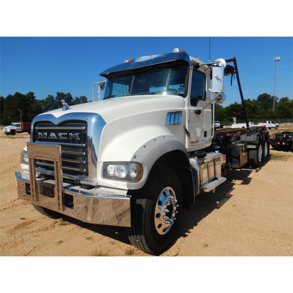 2015 MACK GU713 Roll Off Truck