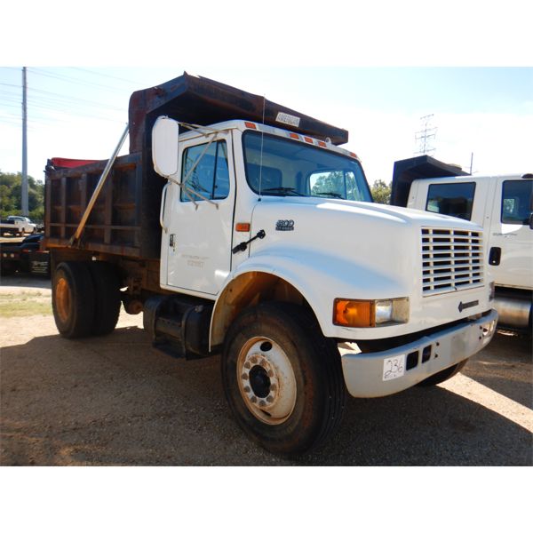 2001 INTERNATIONAL 4900 Dump Truck