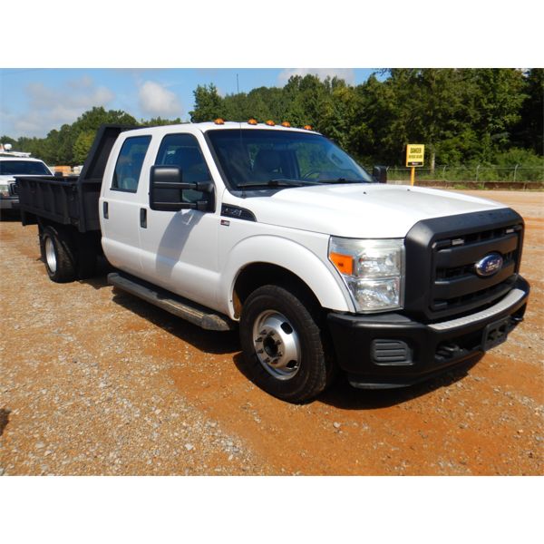 2015 FORD F350 XL Flatbed Truck