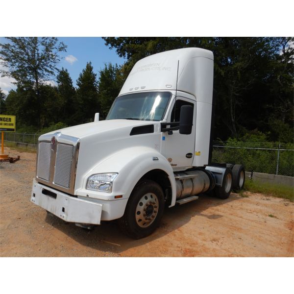2016 KENWORTH T880 Day Cab Truck