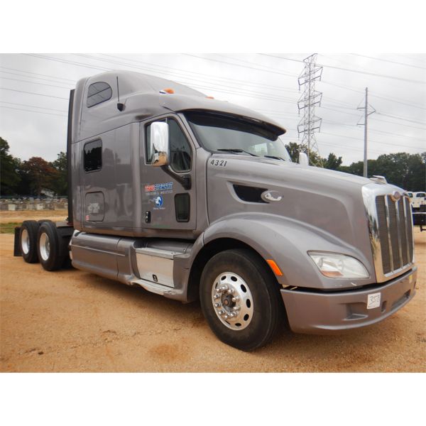 2012 PETERBILT 587 Sleeper Truck