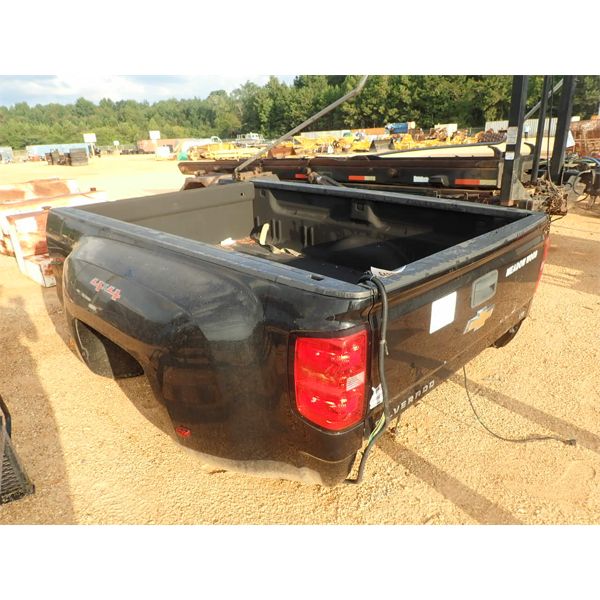 CHEVROLET SILVERADO DUALLY BED W/BUMPER (A-1)