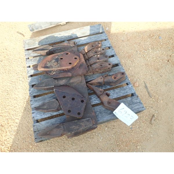 (1) PALLET MISC BOLT ON BUCKET TEETH & SIDE PLATE (B-6)