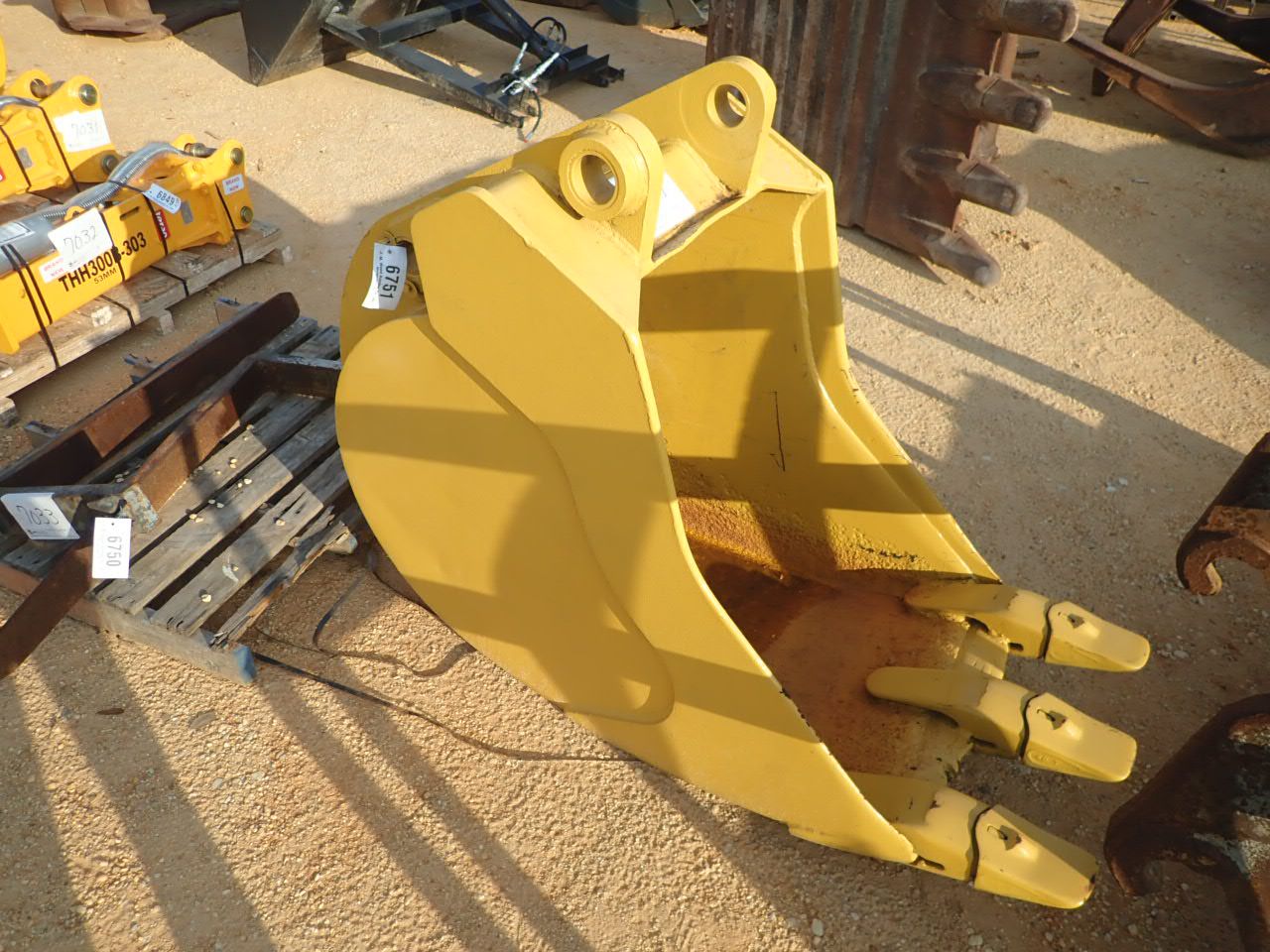 EXCAVATOR BUCKET 28" (B6)