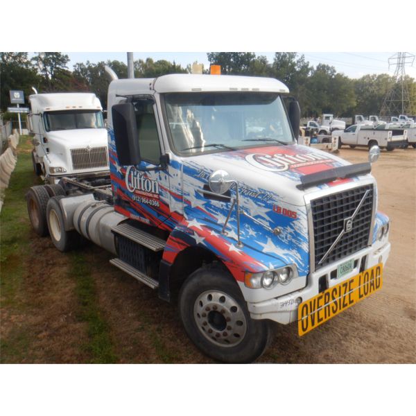 2014 VOLVO VHD Day Cab Truck