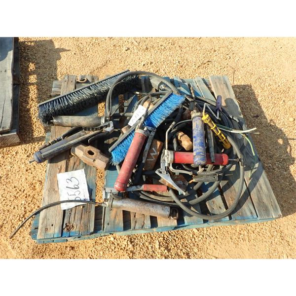 (1) PALLET OF GREASE GUNS & MISC HOSES