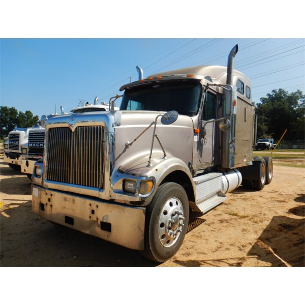 2002 INTERNATIONAL 9900i Sleeper Truck