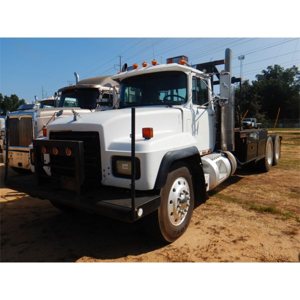 1998 MACK RD688S Winch Truck