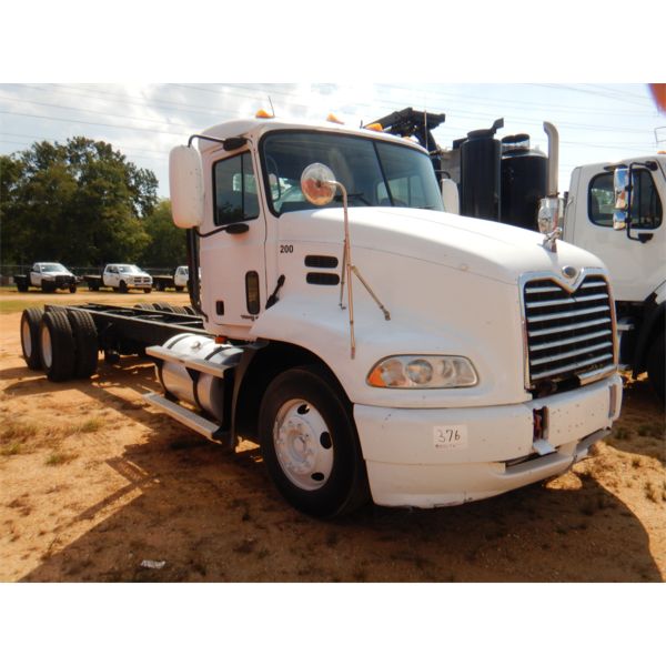 2000 MACK CX613 Cab and Chassis Truck